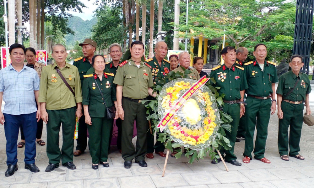  Bộ đội Cụ Hồ chiến đấu bên Tây Trường Sơn